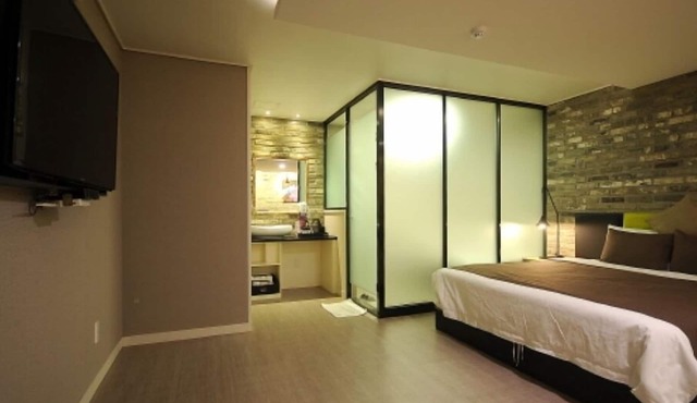HOTEL 385