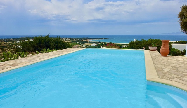 Kamari Villa E: Greek Paradise with private pool & Jacuzzi