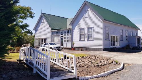 Large & Simple 1-2 Bdr Flat at WHARE KURA Old Aratapu School House