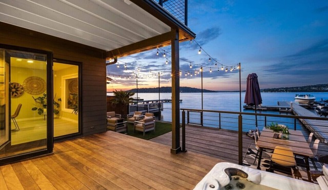 Luxe 4b3b Lakefront House w/Hot Tub & Kayak