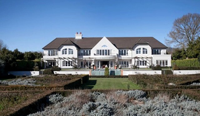 Luxurious Accommodation with a Shared Infinity Pool near Sanctuary Mountain, North Island
