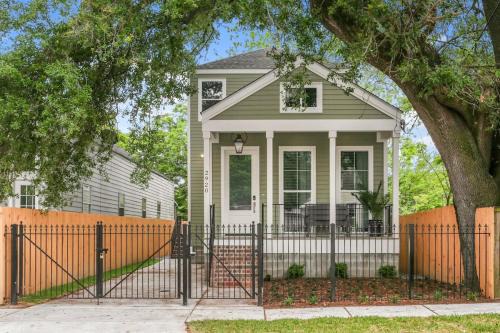 Luxury New 3BD Home with Parking and Private Yard