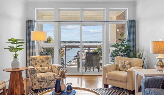 Luxury Waterfront Marina Condo in Downtown