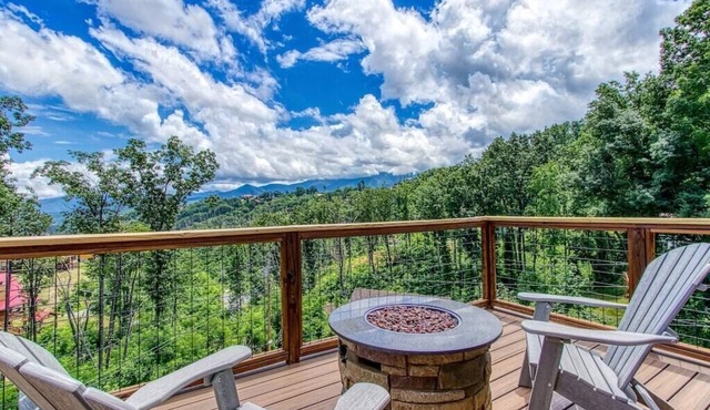 Make Great Family Memories! Hot Tub + Location!