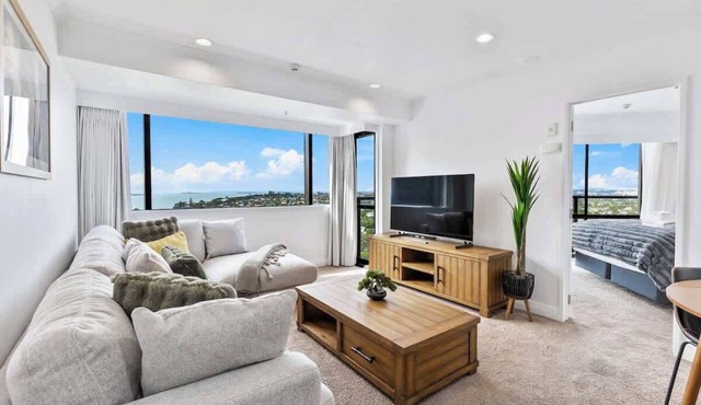 Modern 1BR w Pool/Gym Steps to Beach: Zodiak Stays