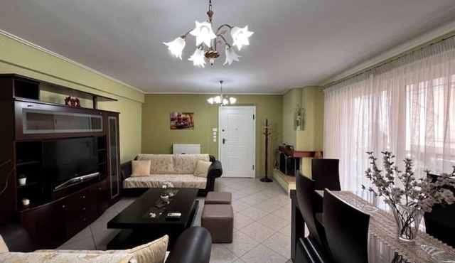 Modern 2BR Apartment Private Parking Sleeps 6