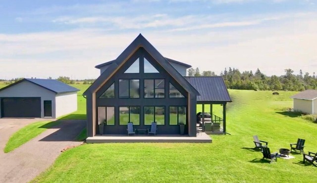 Modern 5BR Chalet with Ocean Bay Views within minutes to the Beach and Town