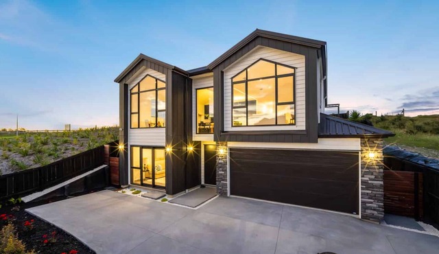 Modern Long Bay comfort near beach and cafes.