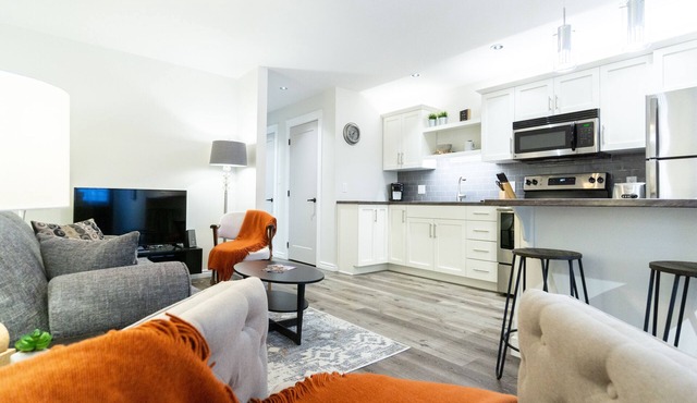 Modern Suite - Walk to Downtown Charlottetown - Private Entry and parking.