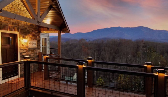 Mt. LeConte Views! 3 King Beds! Hot Tub! 2 Miles to Parkway! Pool!