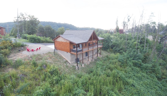 Mt. LeConte Views! Cosy Luxury Cabin, Fire Pit, Hot Tub, Outdoor Pool, Location