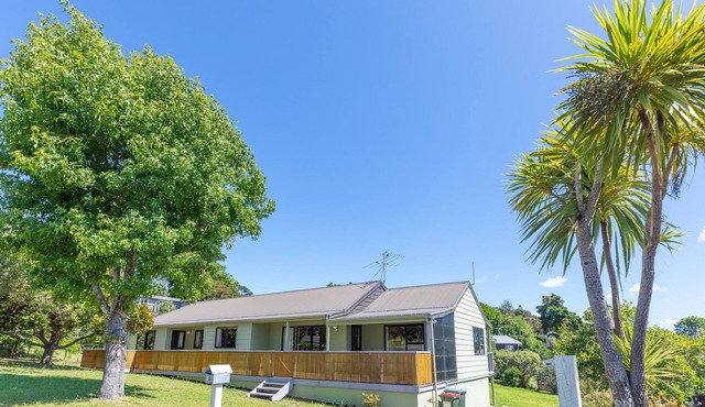 Nearby Vineyards & Beaches, Very Central and close to Local Amenities