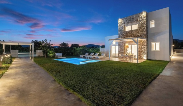 New Brand Villas,Heating Pool, Jacuzzi ,Spa near haraki beach,taverna,market
