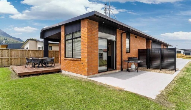 New, purpose built, executive holiday home, centre of town.