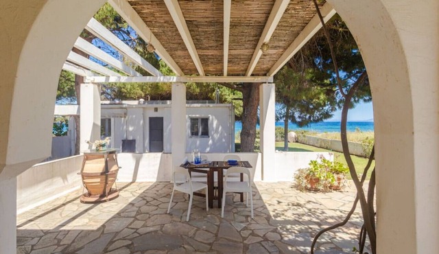 'Nirvana Seaside' Beachfront House with Patio