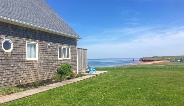 Oceanfront 3 br cottage, miles of sandy beach w/in minutes walk, amazing sunrise