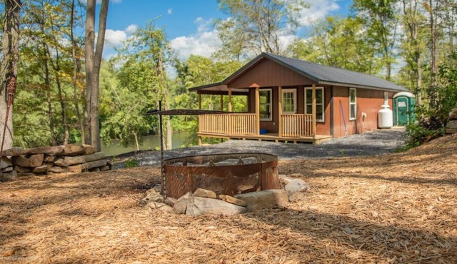 Off grid; River front getaway, boat. Firepit, woodland; Generator. 2 Bedrooms. in Bald Eagle