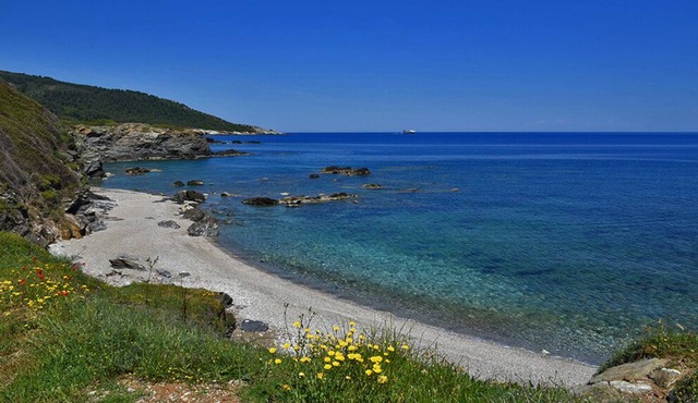 Patouni-Sea-Cottage, 50 metres to the beach Hondrogiorgis