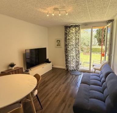 Peaceful Nice Apartment Garden View, 20 min from beach
