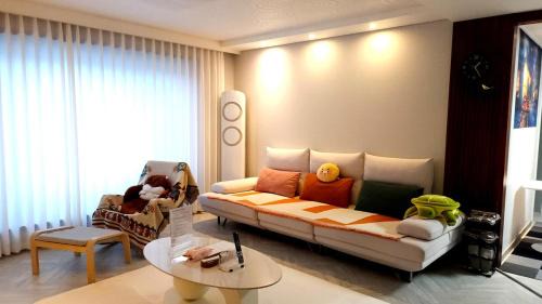 Pine-tree Stay, KTX station nearby, 3 rooms, 2 bathrooms, Hotel style bed 4, Rooftop barbecue, Kids room, Retro arcade, Board games