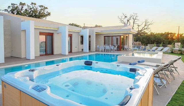 Red Oak Tree Villa