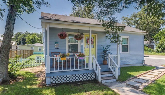 RELAXING & QUAINT! Walk to Beach, Fenced in Yard, Updated, Clean, Pet Friendly