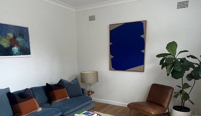 Renovated 2 bedroom apartmeant 10 minute walk to park and short walk to beach.