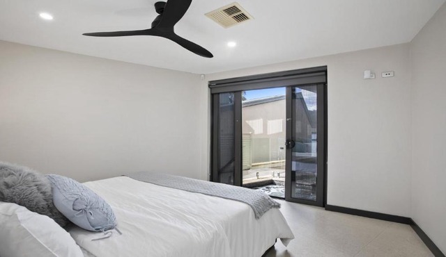 Riptides Booker Bay -Waterfront apartment, walk to shops & cafes