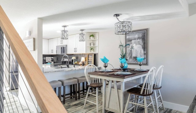 Riverfront getaway, Walking distance to Awesome!