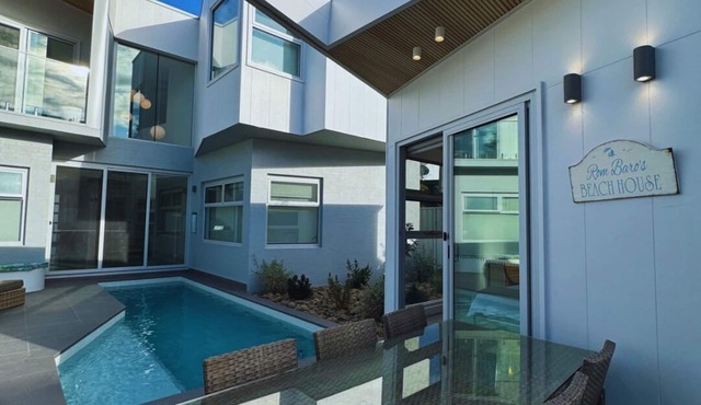 Rom Baro's Tiny Beach House - beachside studio with pool in Shellharbour Village