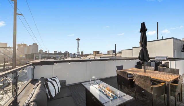 Rooftop~Space Needle & Seattle Views~Walkable in Seattle