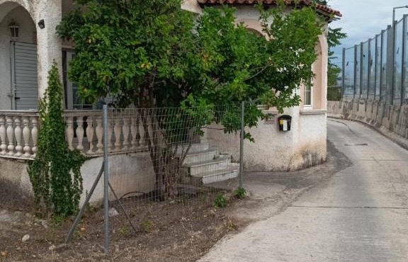 Rooms renovated climate 200 meter from metro Pallini 20 min with train and bus 24 hours please don't read anything just stay