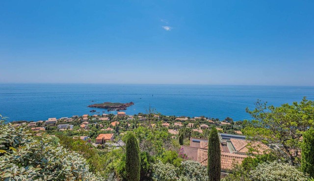 SAINT-RAPHAËL ANTHÉOR – EXCEPTIONAL VILLA WITH SWIMMING POOL AND PANORAMIC SEA VIEW