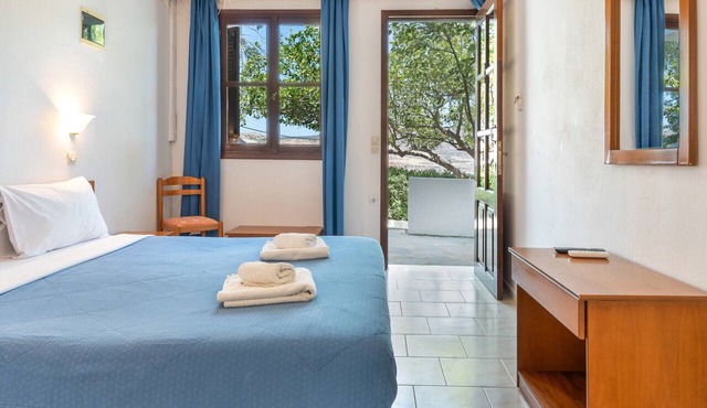 Sea View Ground Floor Room with Sea View and Shared Pool