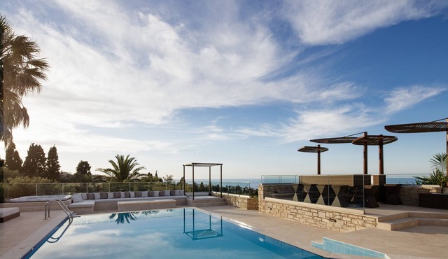 Sea views, sauna, hot tub, mini golf, 2 pools!