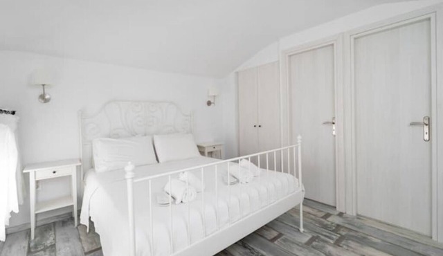 Seaside Top Floor 2-BDR Suite #3 | Pool & Sea View