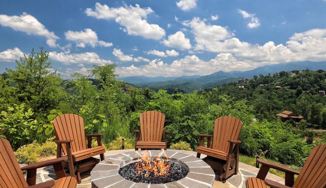 SERENE Luxury Cabin! BREATHTAKING Views! Huge Deck! Fire pit! Hot Tub! Near town