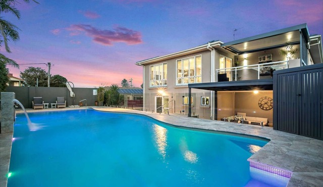 Shellharbour - 4 bedroom house with large pool, walk to beach & Village Cafes in Shellharbour