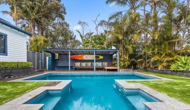 Shellharbour Village 3 Bedroom house with large pool, walk to beach & Cafes in Shellharbour