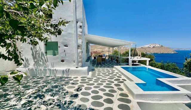 Siesta Villas, Cycladic Elegance with Castle View