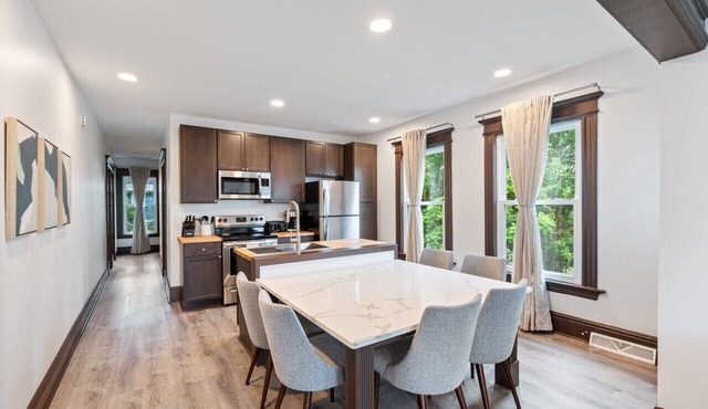 Sleek Space: Open & Airy, Close to Key Spots