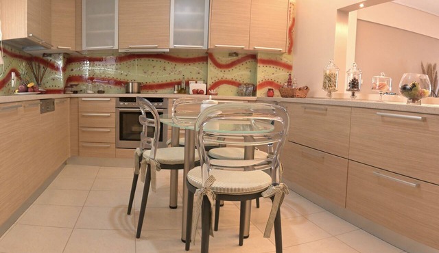 Spacious 3BR Apartment in Central Chalkida — Sleeps 6 .