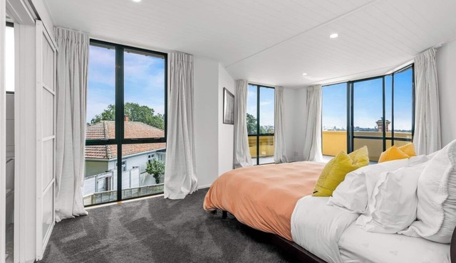 Spacious 4BR Villa in Devonport
