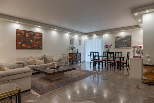 Spacious & central 2BR apt in Agia Paraskevi