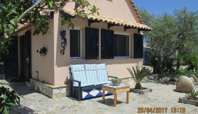 Spacious chalet on a plot of 4000m2 with fruit trees near the beach in Messinia in Messini