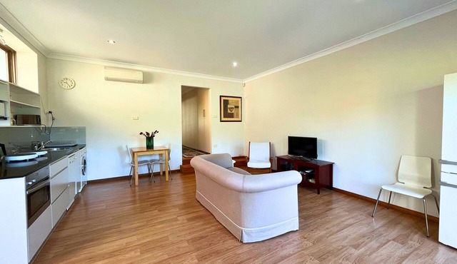 Spacious & Comfortable 2-bed Central Sydney Home in Killarney Heights w. parking