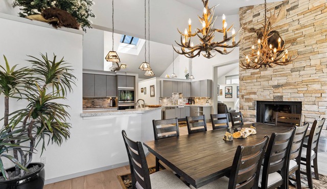 Spacious Condo Overlooking Keystone Lake w/2 Private Balconies & Fireplaces! in Keystone