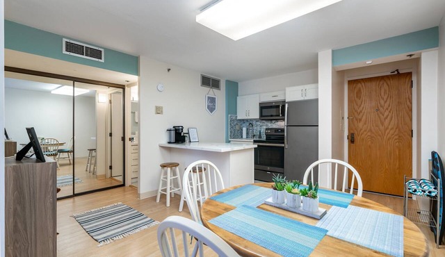 Spacious Downtown Executive Retreat | Free Parking in Honolulu