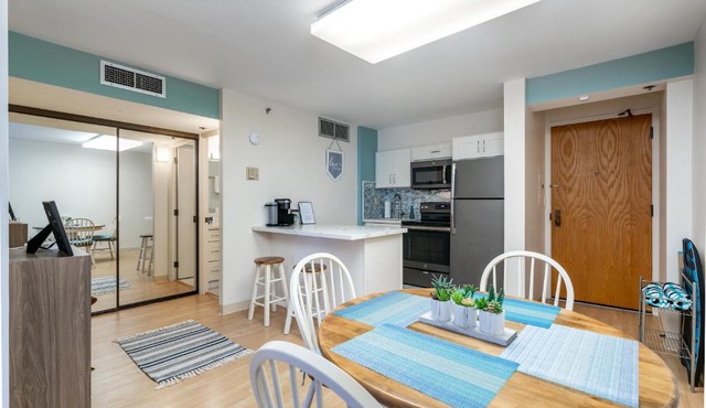 Spacious Downtown Executive Retreat - Free Parking in Honolulu