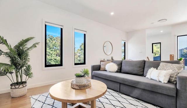 Spacious modern 3 bdr home minutes from beach in Merewether